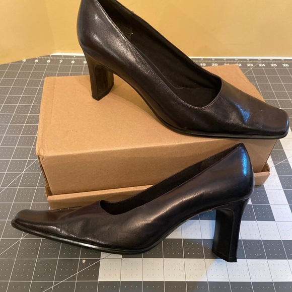 Nine West Classic Black Heels - Picture 1 of 5